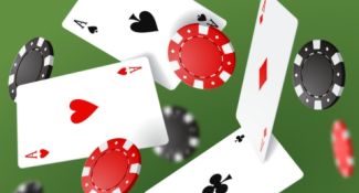 Cartas de jogar e fichas em pôquer ao vivo