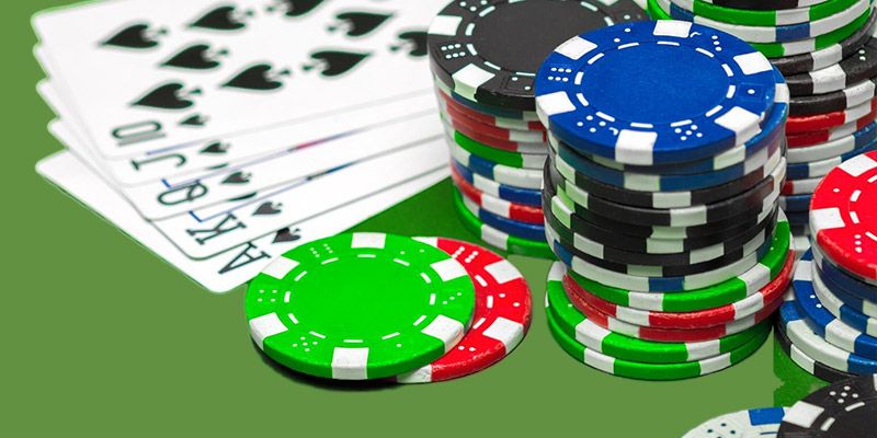 Cartas de póquer e fichas de casino