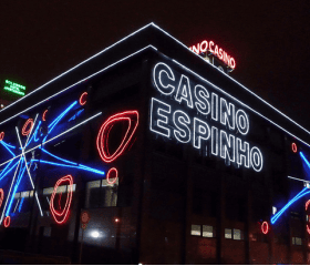 Edifício do Casino Espinho com iluminações